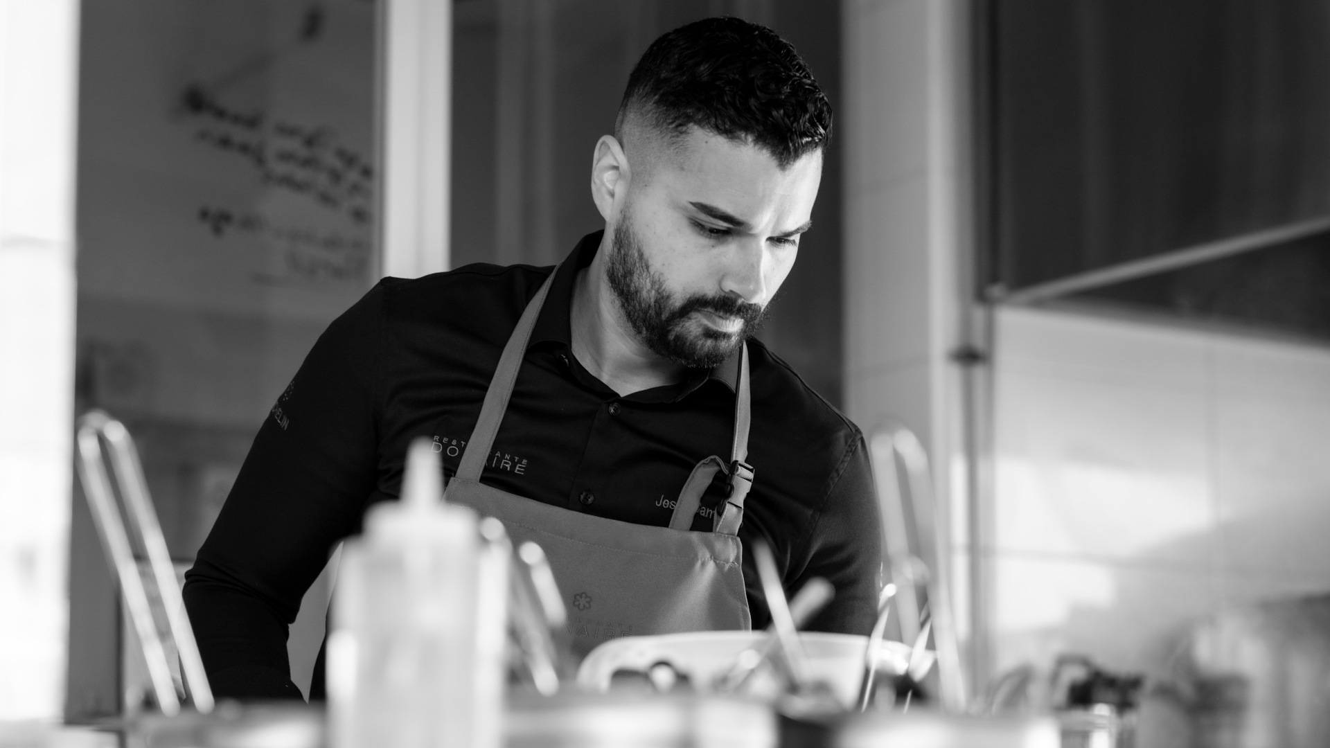 Chef in een restaurantkeuken op Tenerife, geconcentreerd op zijn werk.