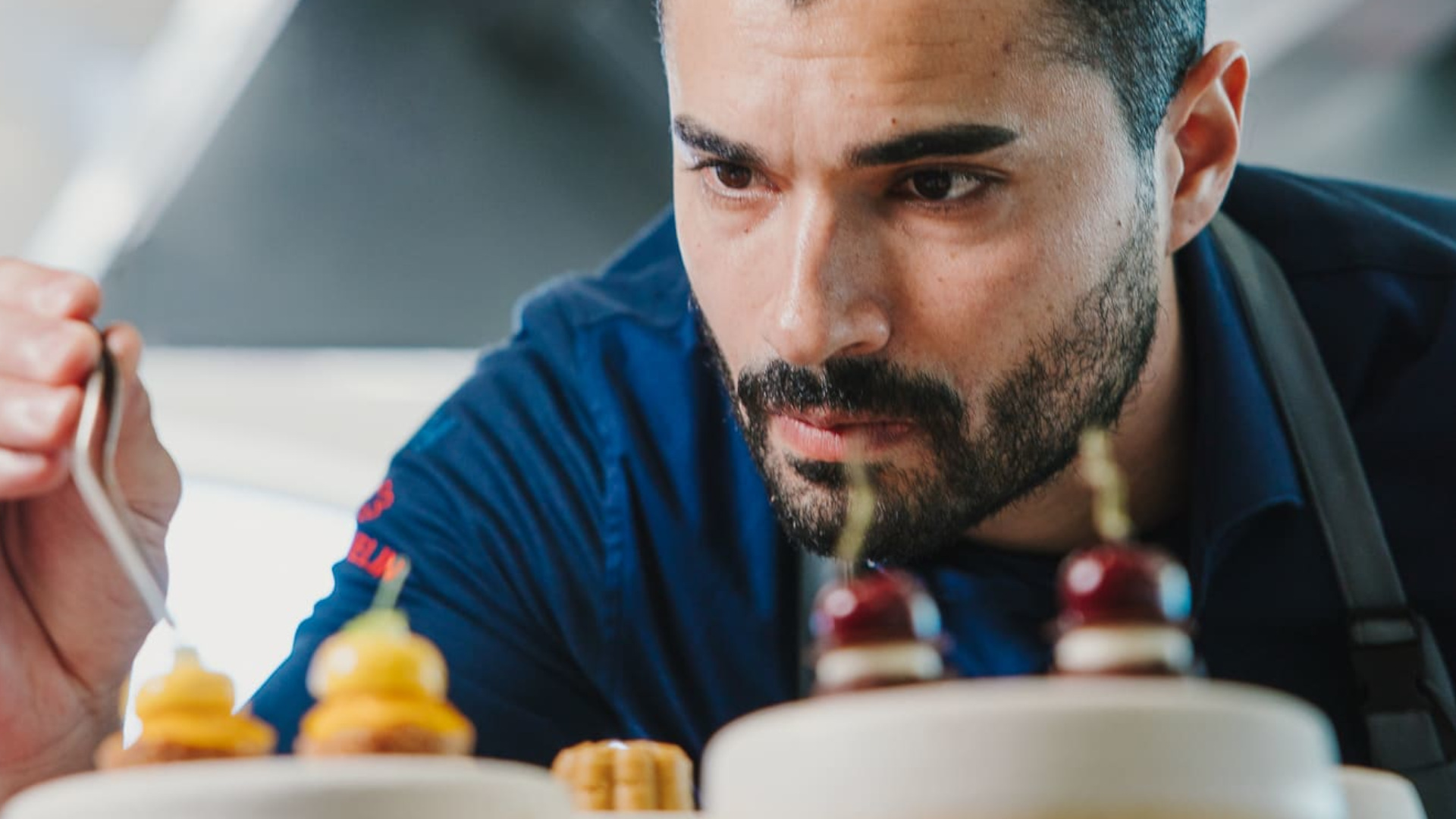 Geconcentreerde chef die een gerecht decoreert op Tenerife.
