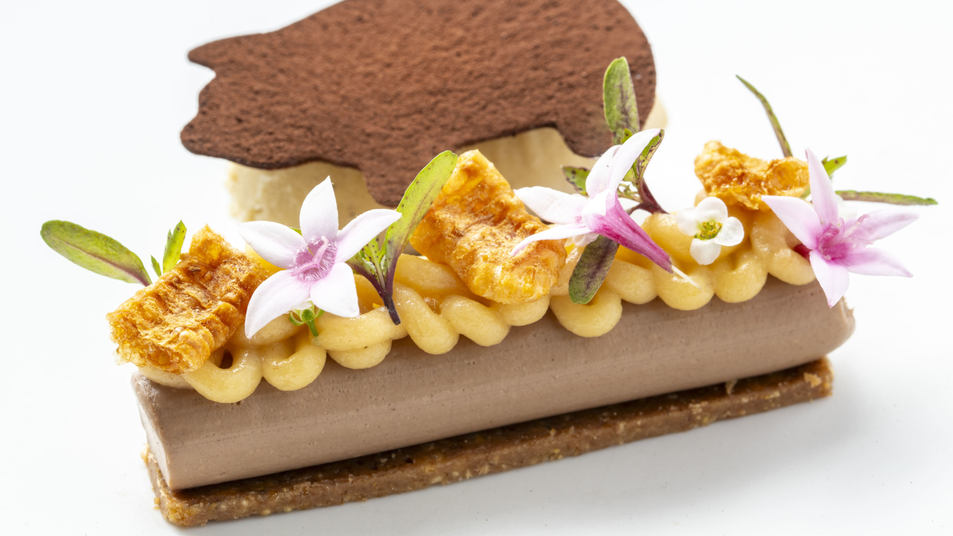 Dessert versierd met bloemen en een chocoladewafel op Tenerife.