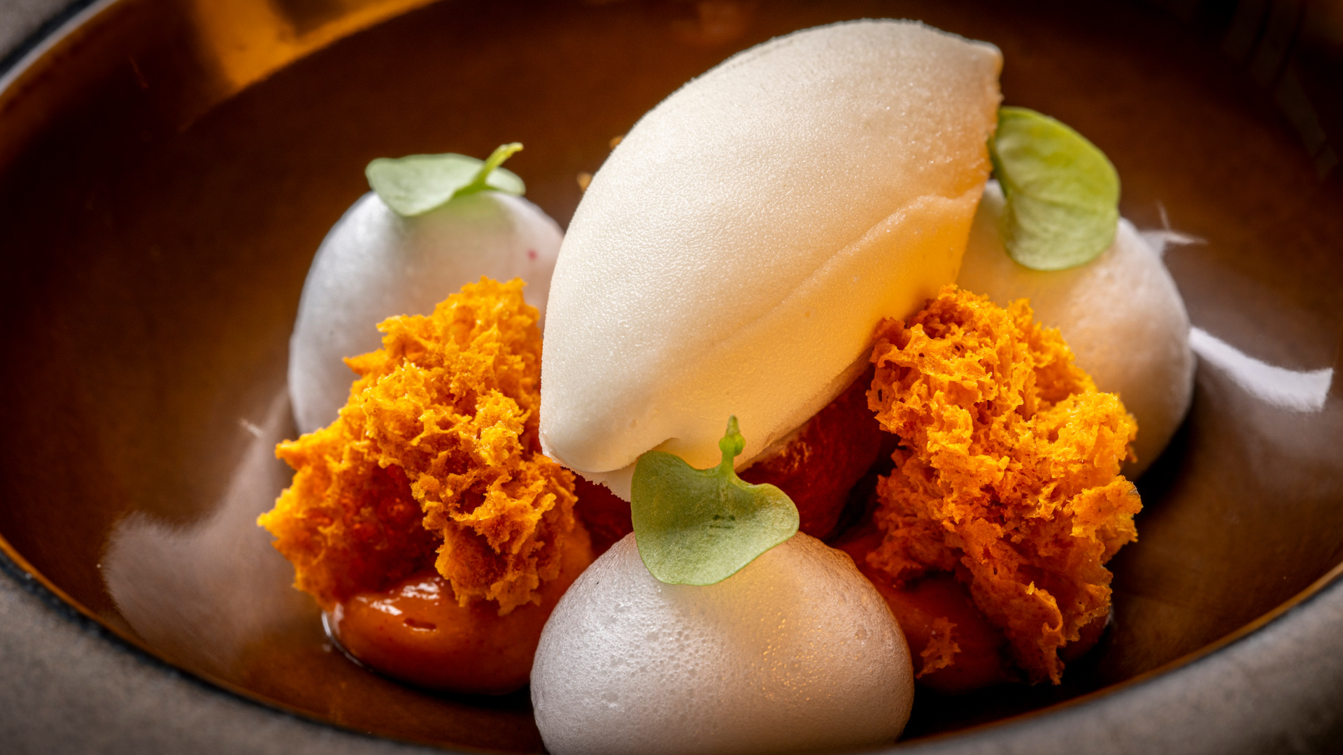 Gourmetdessert met schuim en sorbet, geserveerd in het restaurant op Tenerife.