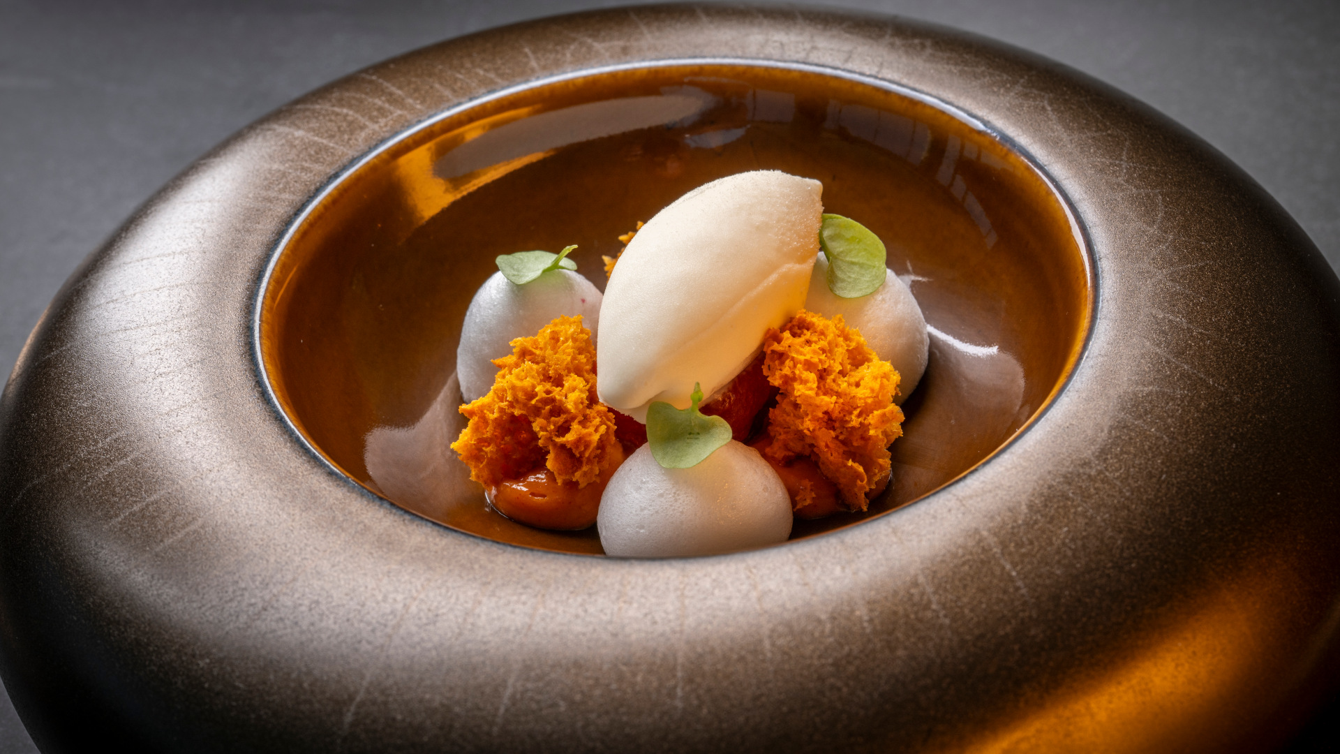 Gourmetgerecht met sorbet en schuim, geserveerd in een restaurant op Tenerife.