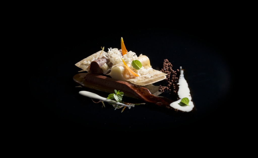 Gourmetgerecht met texturen en artistieke presentatie op Tenerife.