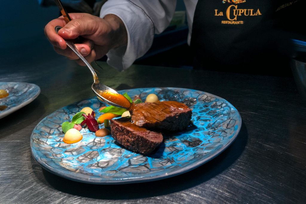 Gastronomisch gerecht met saus geserveerd in restaurant La Cúpula, Tenerife.