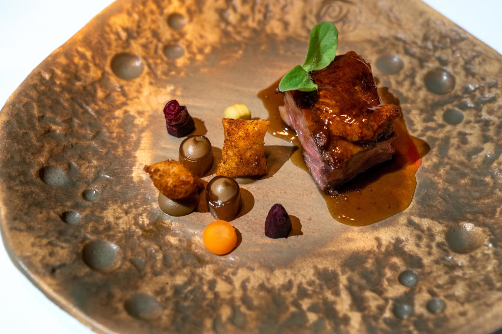 Gastronomisch gerecht met vlees en bijgerechten in een restaurant op Tenerife.