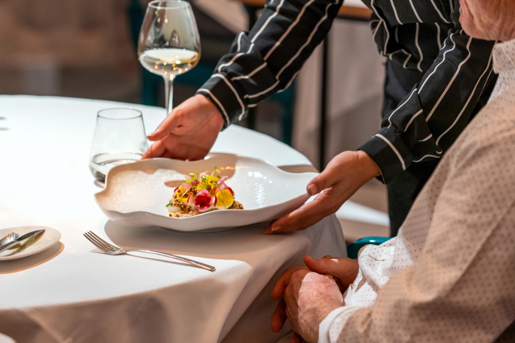 Een elegant bord eten serveren in een restaurant op Tenerife.