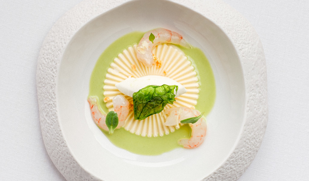 Elegant gerecht met garnalen en groene room op Tenerife.