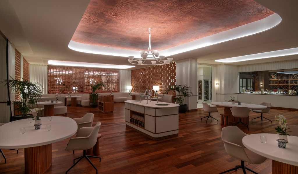 Modern en elegant restaurant met decoratieve plafonds op Tenerife.
