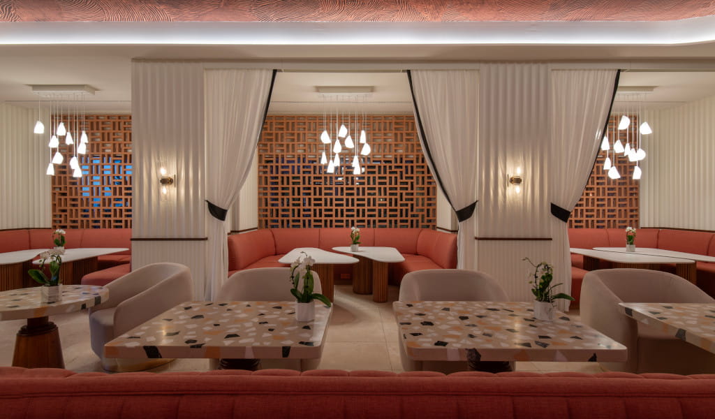 Woonkamer met tafels, stoelen en hanglampen in een restaurant op Tenerife.