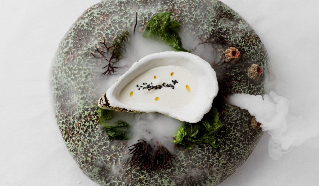 Zeevruchtengerecht met witte room, zeewier en zaden op Tenerife.