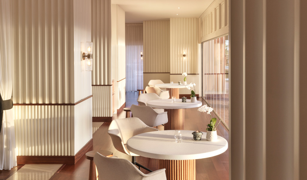 Tafels en stoelen zijn opgesteld in een elegant restaurant op Tenerife.