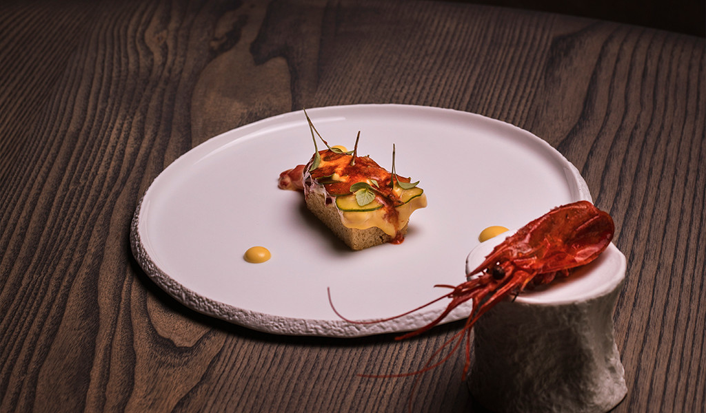 Rode garnalen en een gastronomische aperitief op een bord op een houten tafel op Tenerife.