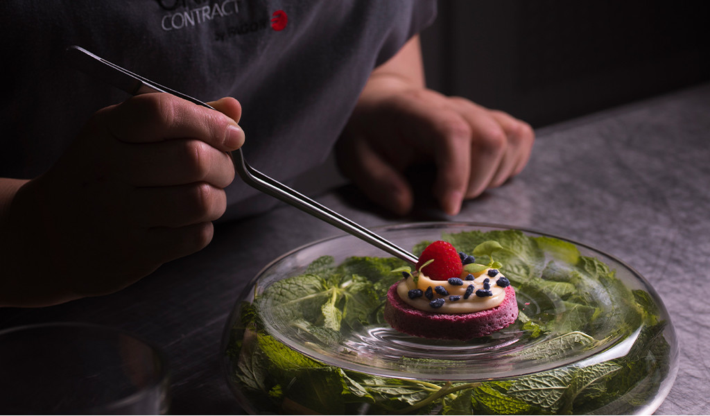 Dessertdecoratie met tang op een bord met muntbladeren in Tenerife.