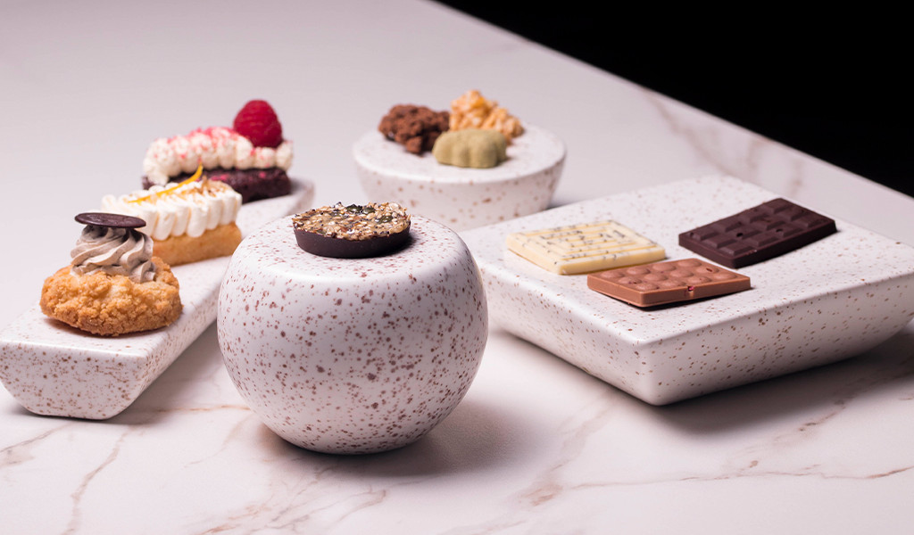 Desserts en diverse chocolade op keramische borden, Tenerife.