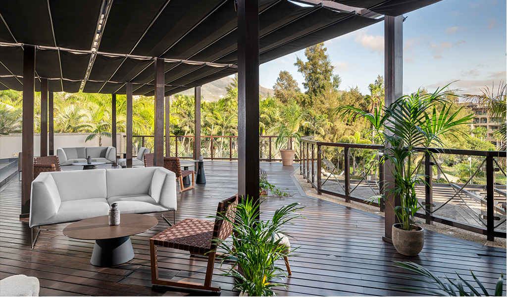 Terras met tuinmeubilair omringd door tropische planten op Tenerife.