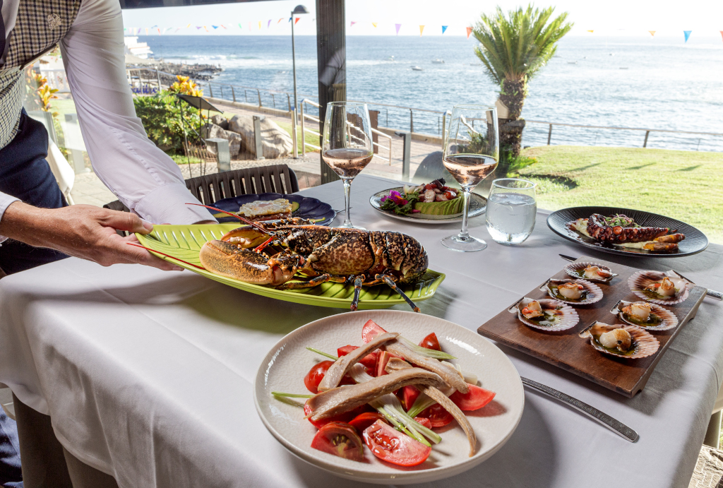 Zeevruchten en wijngerechten in een restaurant met uitzicht op zee op Tenerife.