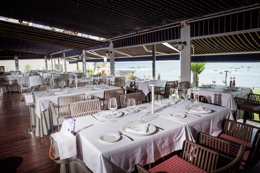Restaurant met voorbereide tafels aan zee op Tenerife.