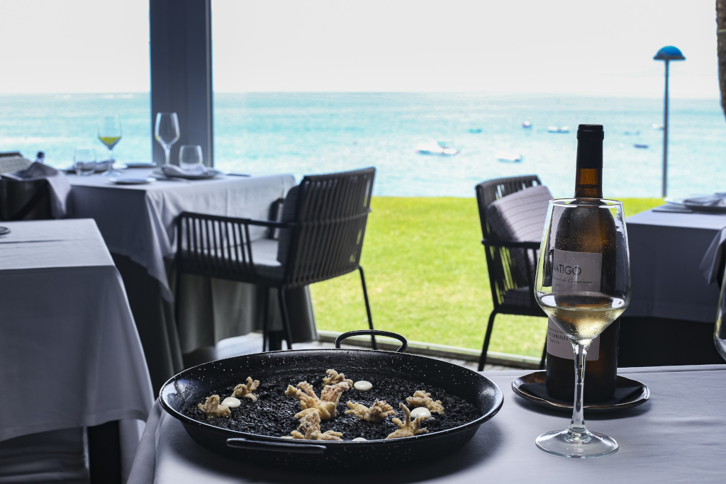 Inktvispaella in restaurant met uitzicht op zee op Tenerife.
