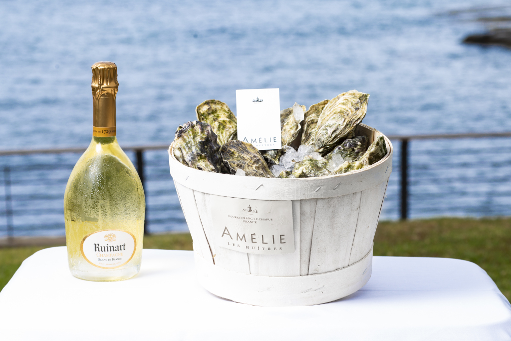 Fles Ruinart en emmer Amélie-oesters aan zee op Tenerife.
