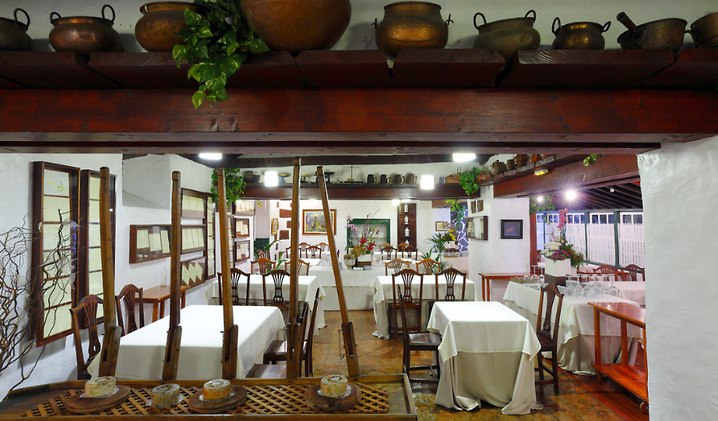 Restaurant op Tenerife met tafels en rustiek decor.