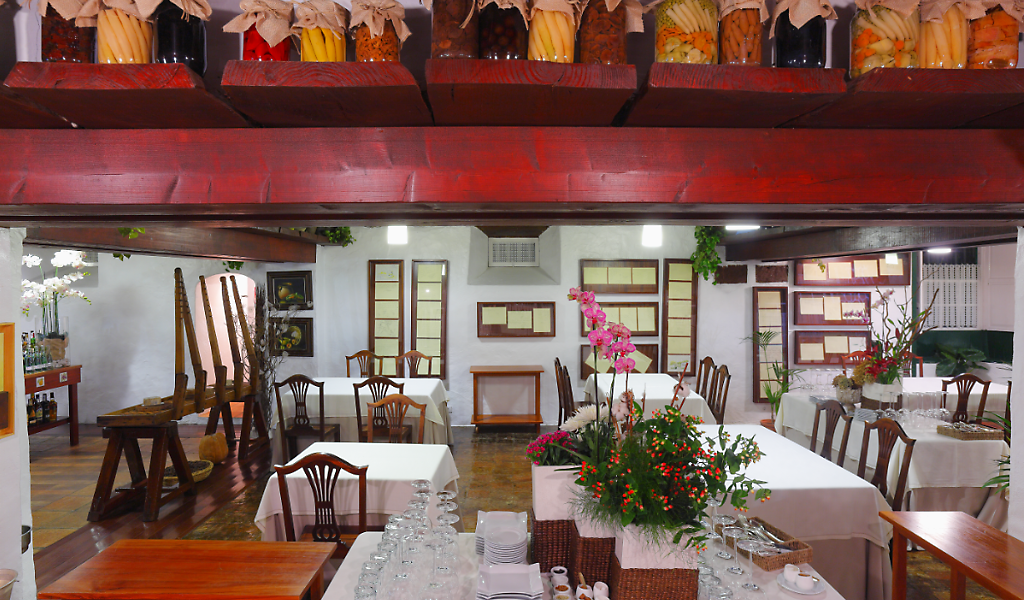 Restaurant op Tenerife met gerangschikte tafels en bloemenversieringen.