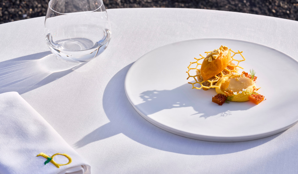 Haute cuisine gerecht met modern dessert in een restaurant op Tenerife.