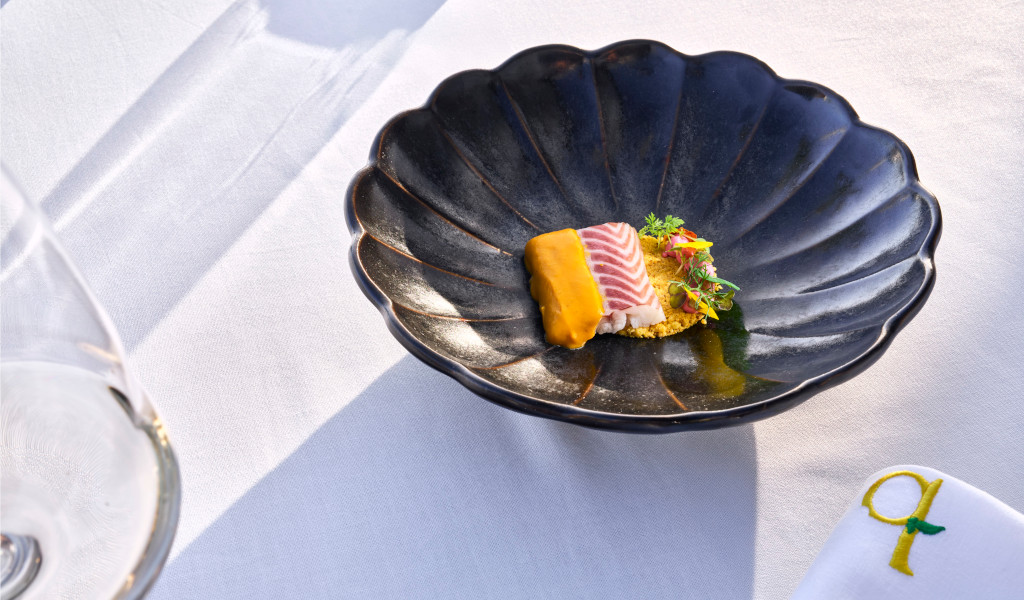 Visgerecht met garnering in een restaurant op Tenerife.