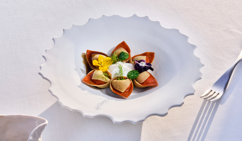 Gastronomisch gerecht versierd met bloemen en kruiden op een restauranttafel op Tenerife.