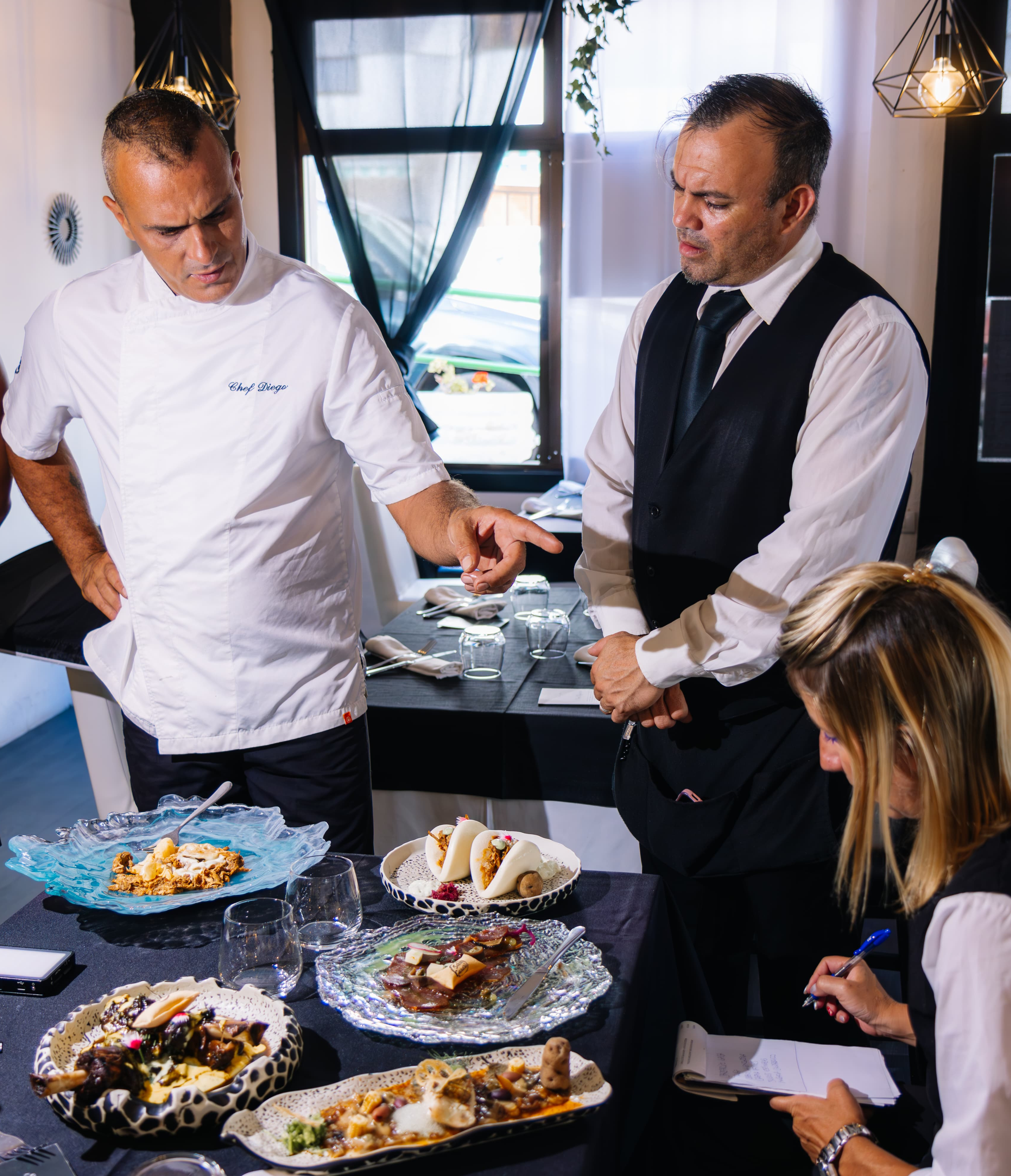 Chef en team beoordelen gourmetgerechten in Puerto de la Cruz, Tenerife.