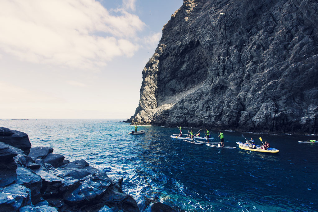 Mensen die paddlen bij een klif op Tenerife.