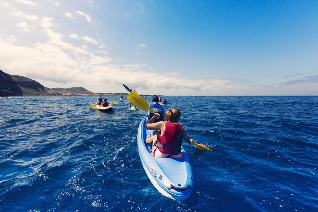 Mensen die kajakken op zee bij de kust van Tenerife.