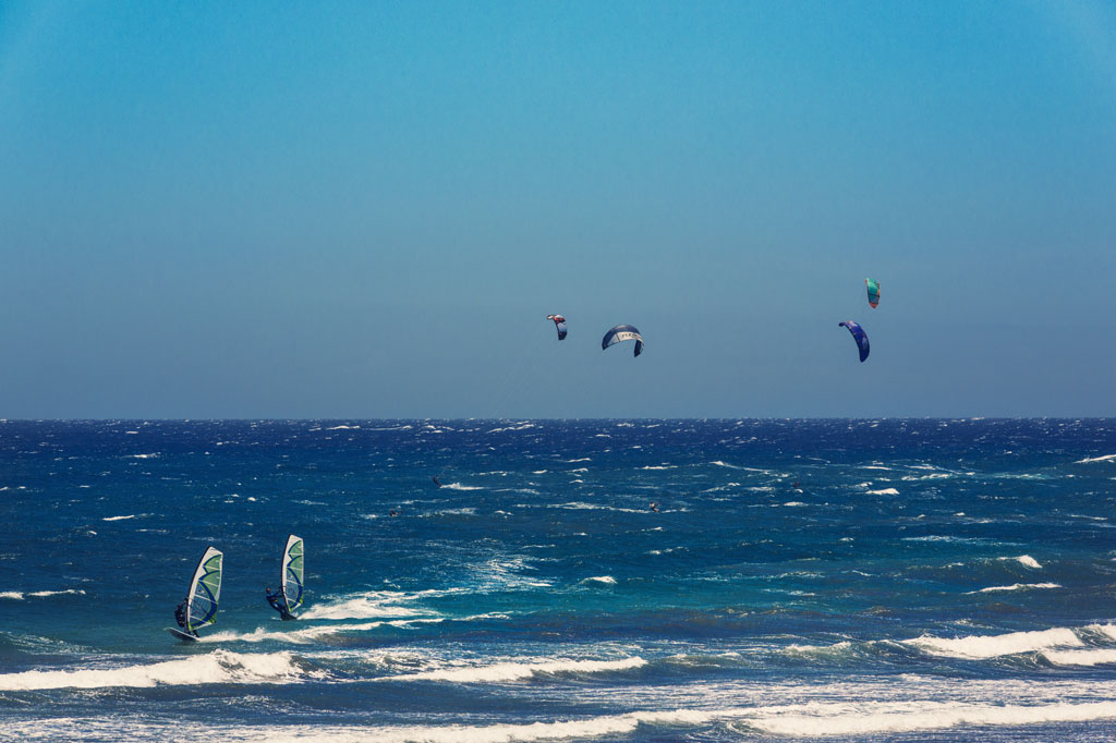 Mensen die kitesurfen en windsurfen in El Médano, Tenerife.
