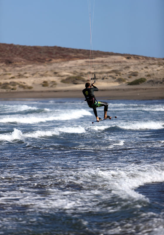 Persoon die kitesurft op het strand van El Médano, Tenerife.
