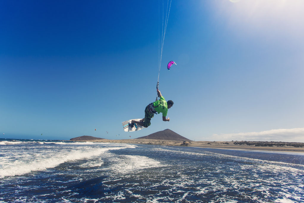 Persoon kitesurft voor het strand van El Médano, Tenerife.