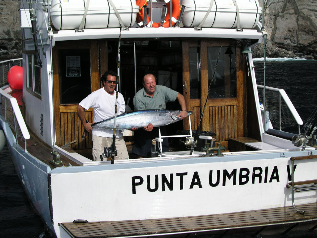 Mensen op een vissersboot Punta Umbria houden een grote vis voor de kust van Tenerife.