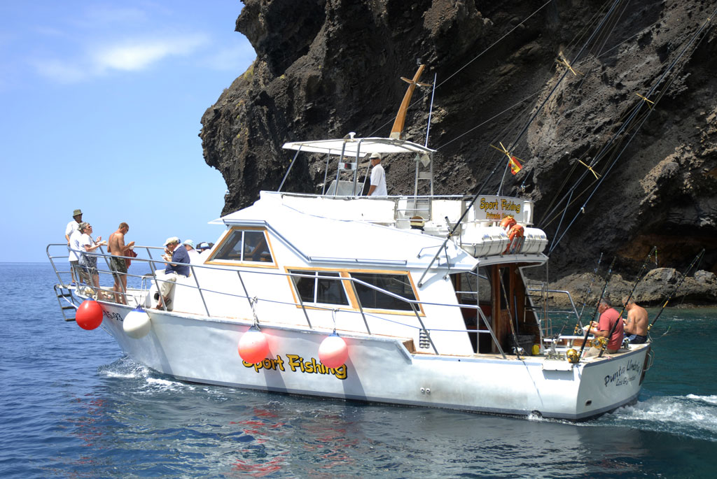 Sportvissersboot in de wateren voor de kust van Tenerife.