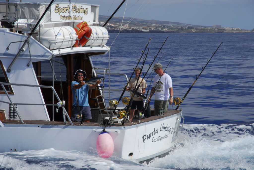 Mensen vissen op een privécharterboot in Los Gigantes, Tenerife.