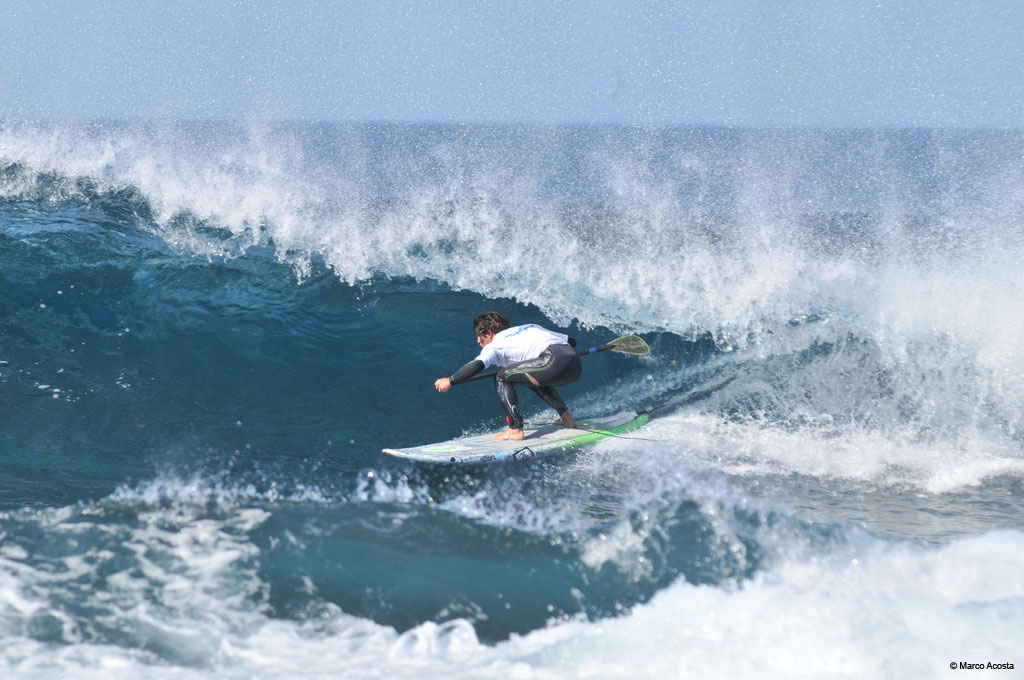 Surfer die op een grote golf surft op Tenerife.