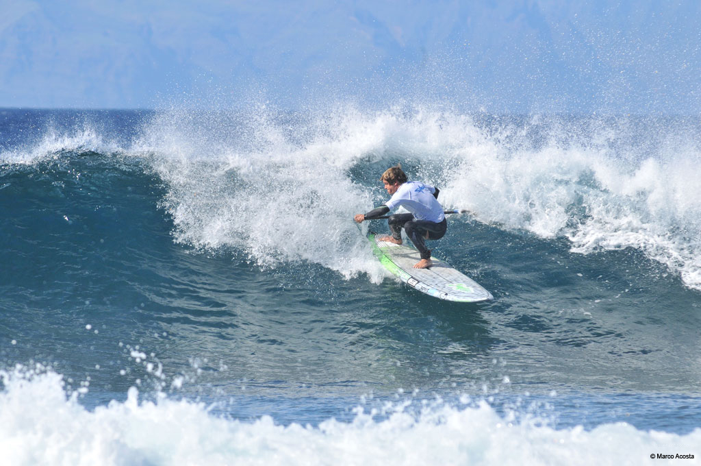 Surfer rijdt op de golf op Tenerife.