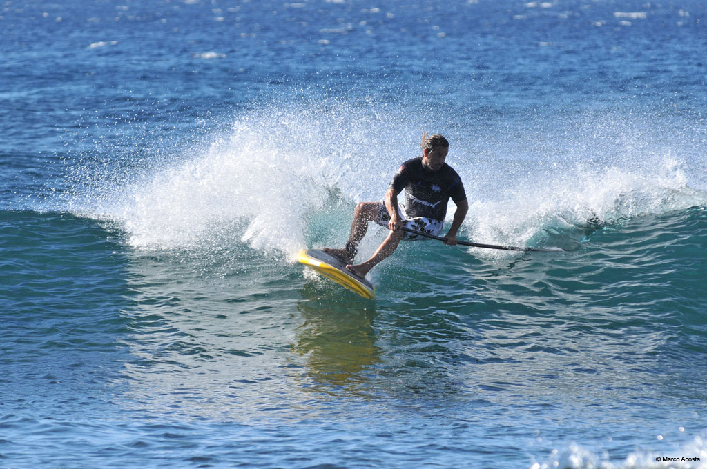 Persoon die stand-up paddleboardt in de zee bij Tenerife.