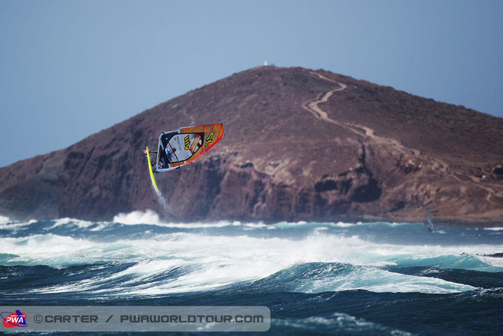 Windsurfer in de lucht op de golven van El Médano op Tenerife.
