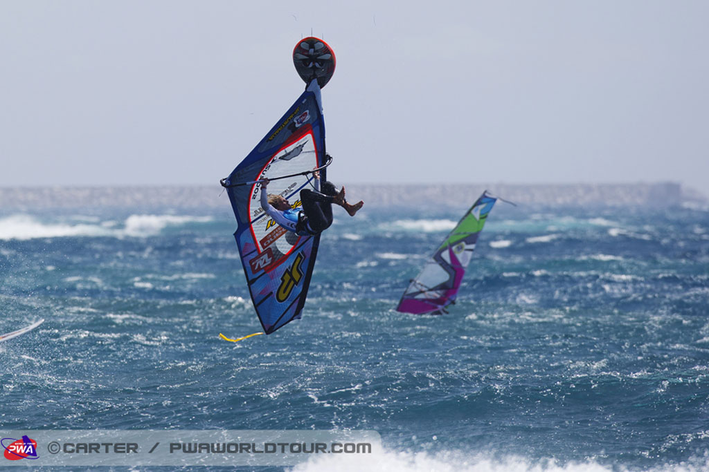 Persoon windsurft in de golven van El Médano, Tenerife.