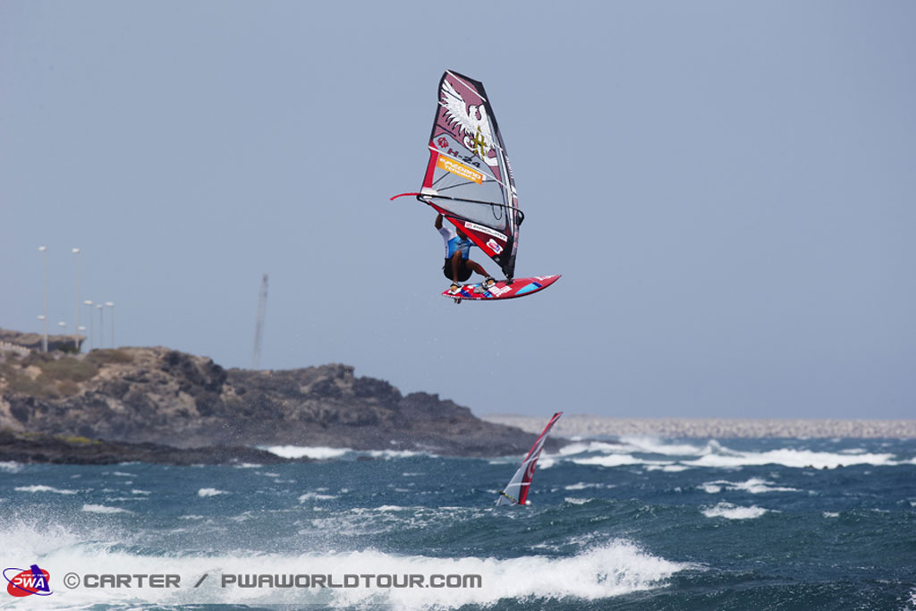 Persoon die windsurft aan de kust van Tenerife met sterke wind.