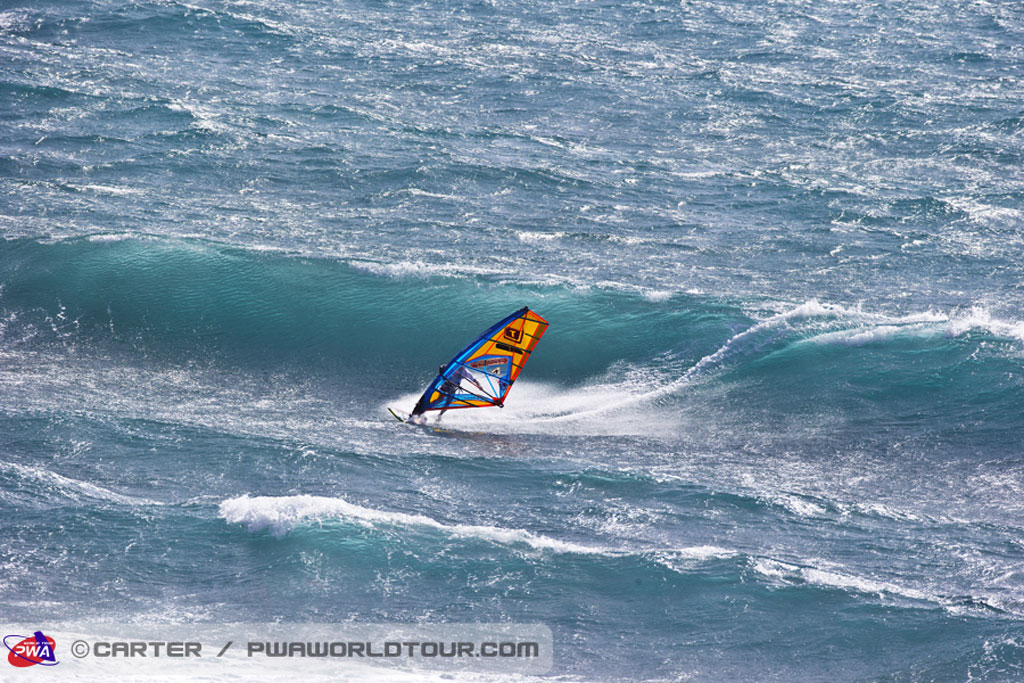 Windsurfer in de ruwe zee nabij de kust van Tenerife.