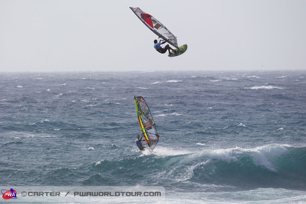 Windsurfer die acrobatiek uitvoert op golven in El Médano, Tenerife.