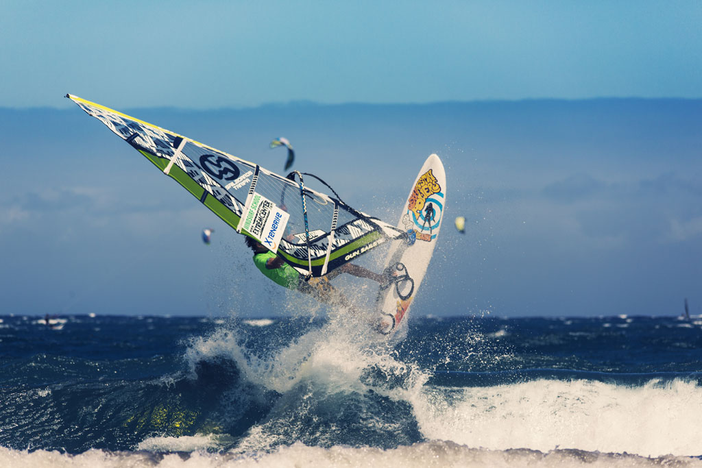 Windsurfer in actie op een golf in El Médano, Tenerife.
