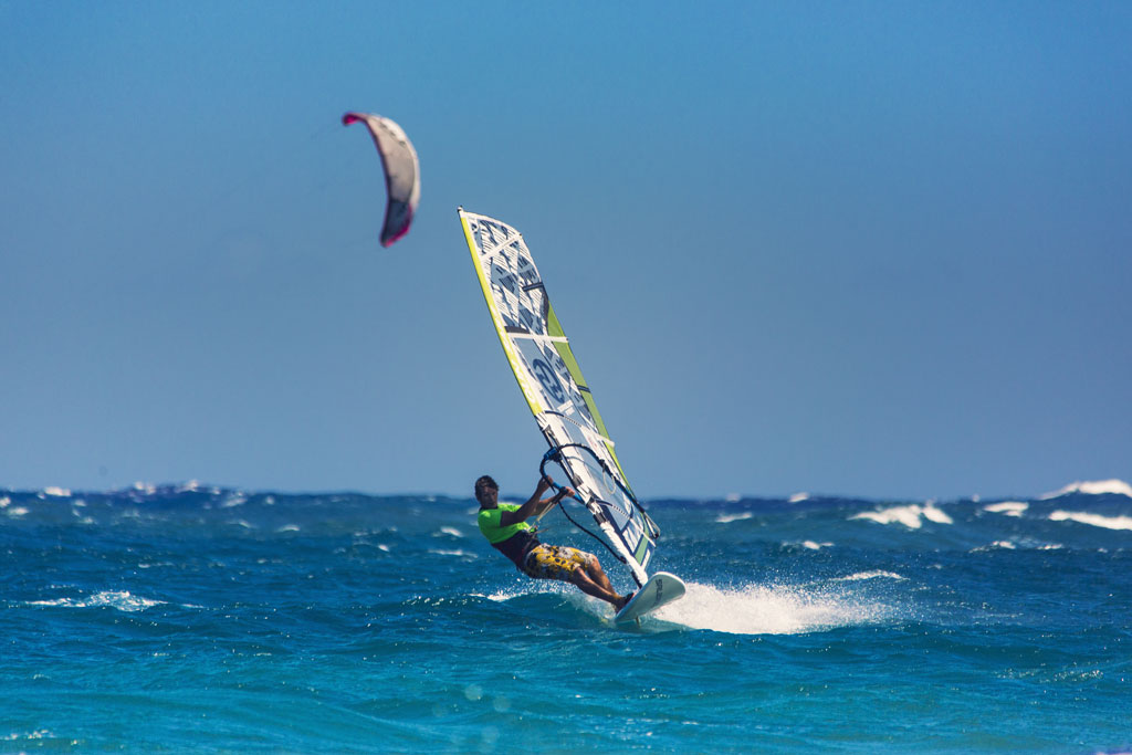 Surferwindsurfen in de zee van Tenerife onder een heldere lucht.