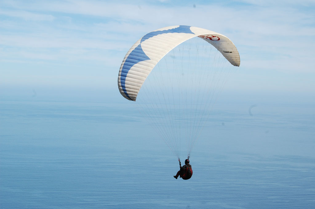 Persoon die paraglied over de oceaan op Tenerife.