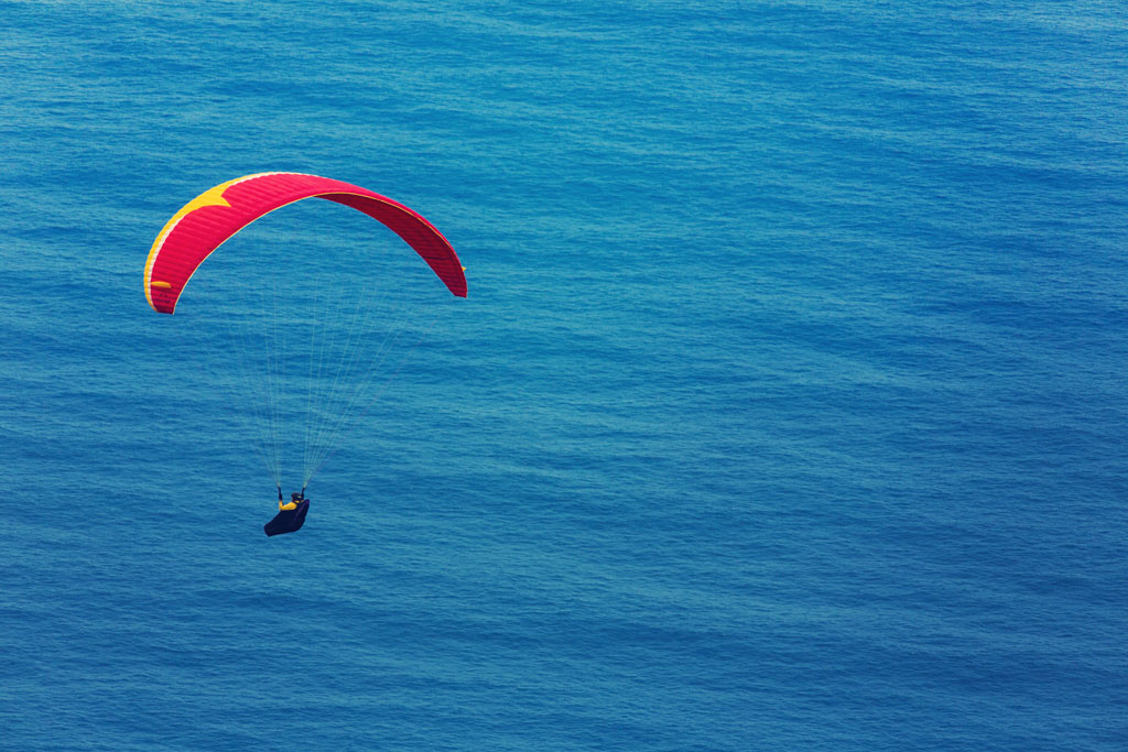 Paragliden over de oceaan op Tenerife.