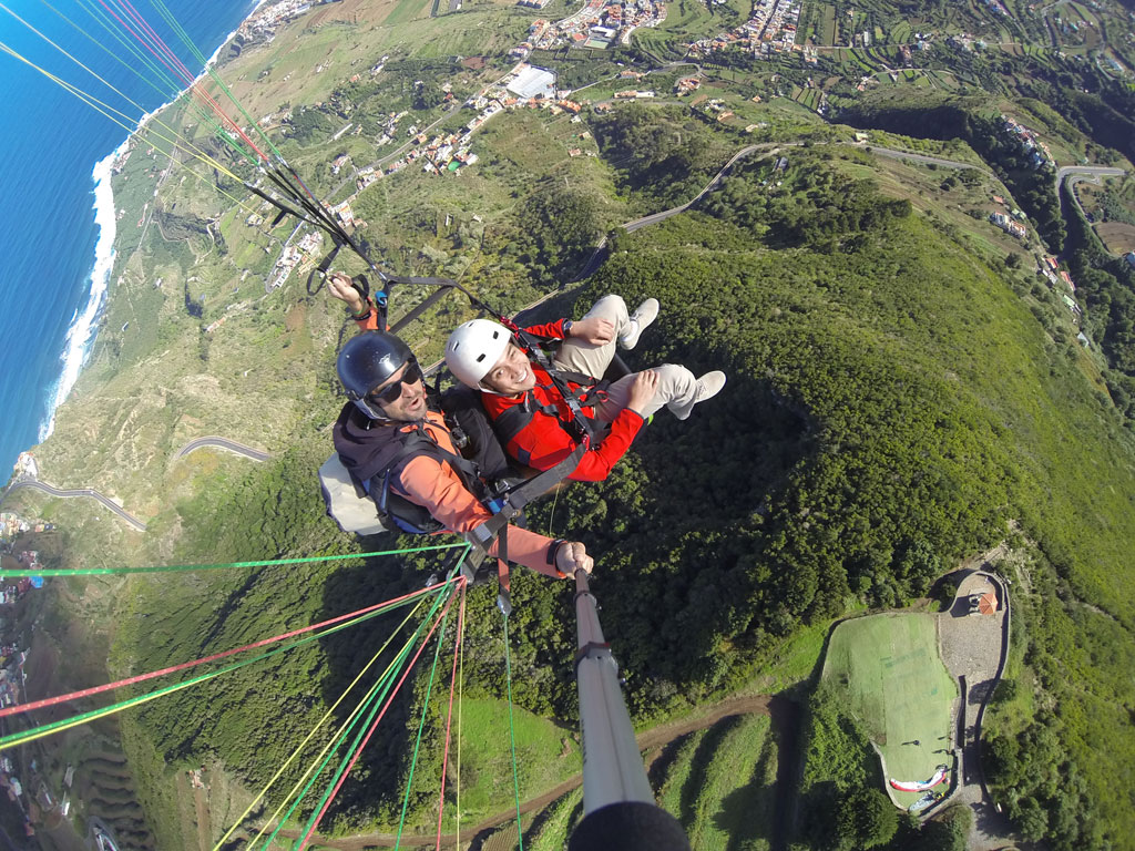 Paragliden boven de kust en bergen van Tenerife, gezien van bovenaf.