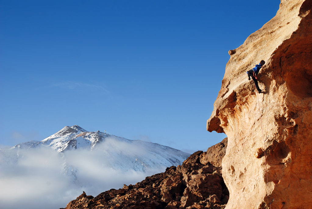 Klipper met de met sneeuw bedekte Teide op de achtergrond op Tenerife.